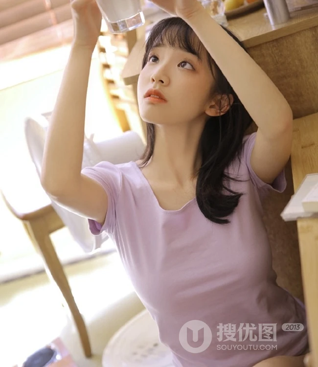 这个季节的阳光最暖，齐刘海甜美长发女孩室内图片