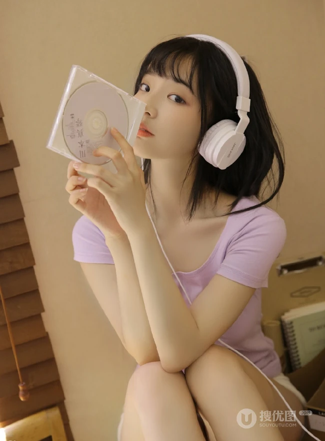 这个季节的阳光最暖，齐刘海甜美长发女孩室内图片