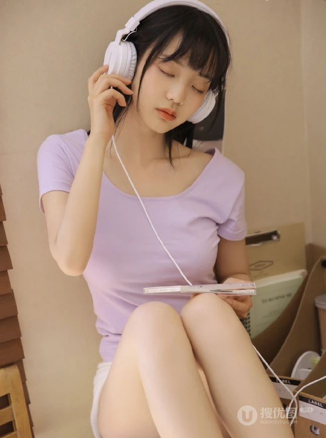 这个季节的阳光最暖，齐刘海甜美长发女孩室内图片