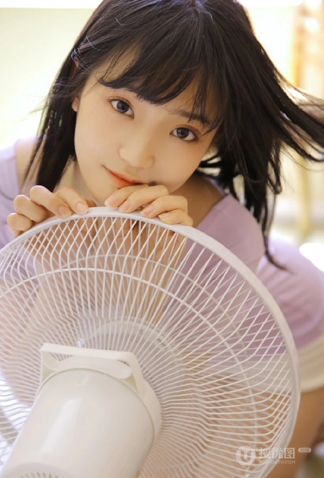 这个季节的阳光最暖，齐刘海甜美长发女孩室内图片