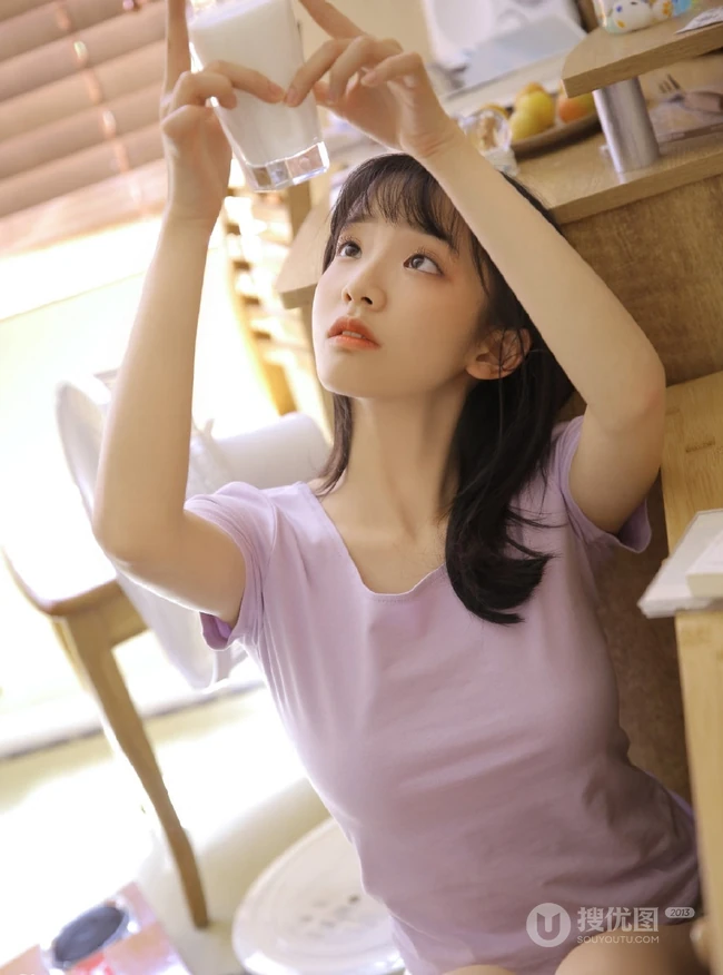 这个季节的阳光最暖，齐刘海甜美长发女孩室内图片