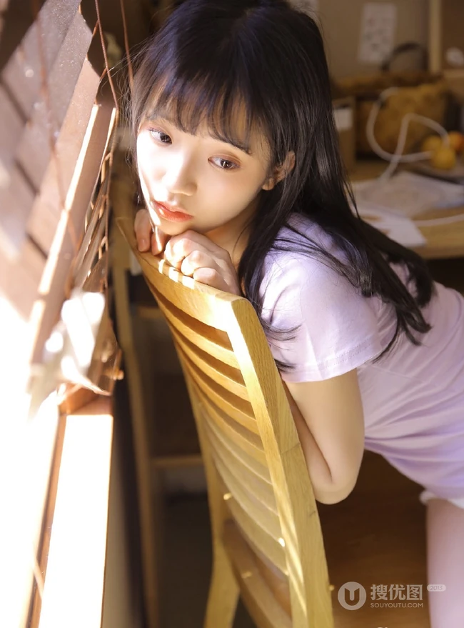 这个季节的阳光最暖，齐刘海甜美长发女孩室内图片