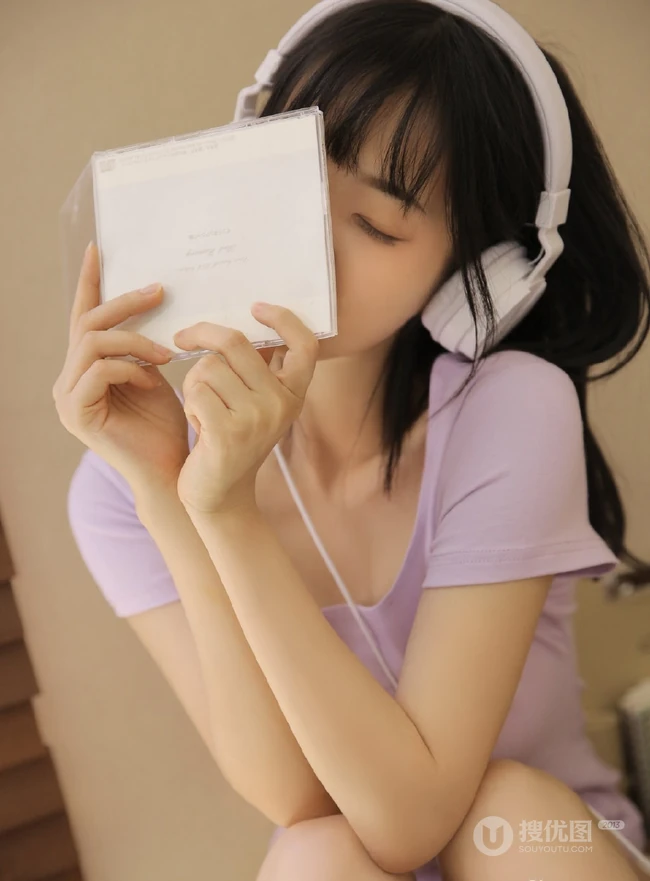 这个季节的阳光最暖，齐刘海甜美长发女孩室内图片
