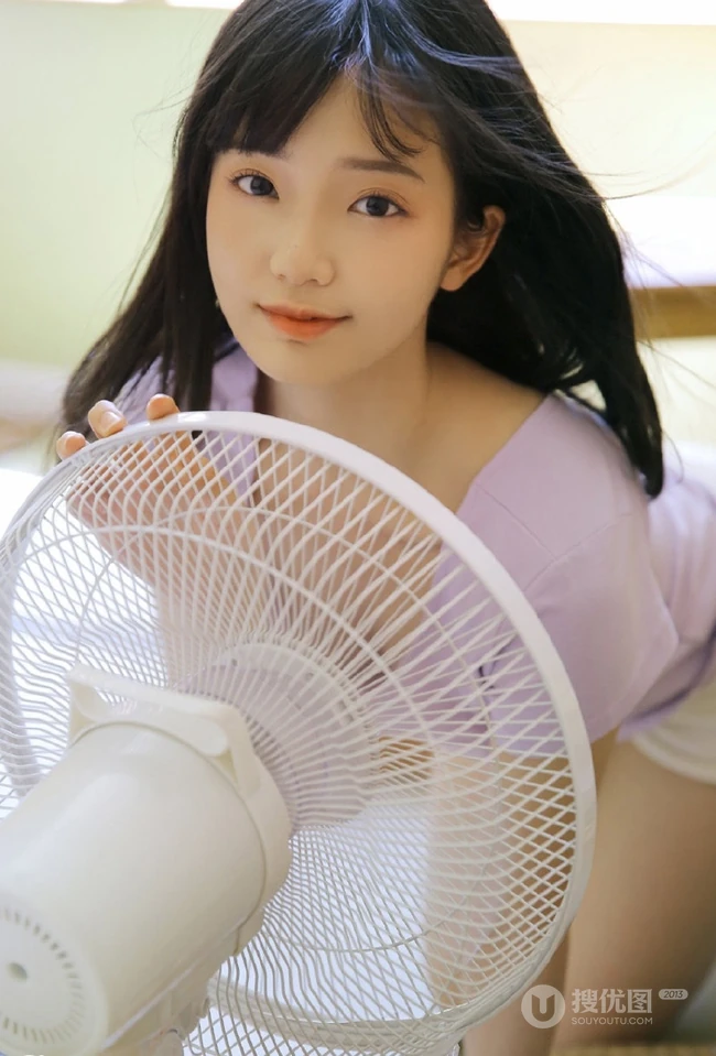 这个季节的阳光最暖，齐刘海甜美长发女孩室内图片
