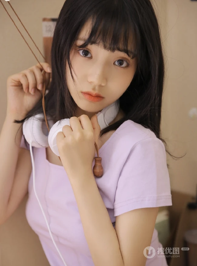 这个季节的阳光最暖，齐刘海甜美长发女孩室内图片