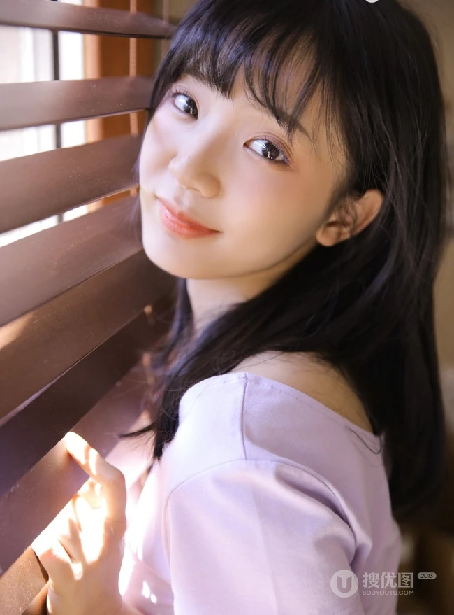 这个季节的阳光最暖，齐刘海甜美长发女孩室内图片