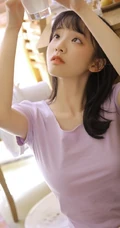 这个季节的阳光最暖，齐刘海甜美长发女孩室内图片