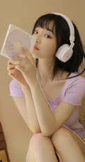 这个季节的阳光最暖，齐刘海甜美长发女孩室内图片