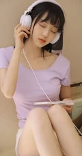 这个季节的阳光最暖，齐刘海甜美长发女孩室内图片