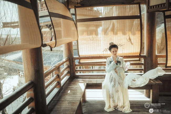 唯美雪景下的古风女生，穿汉服的女生图片 第11张