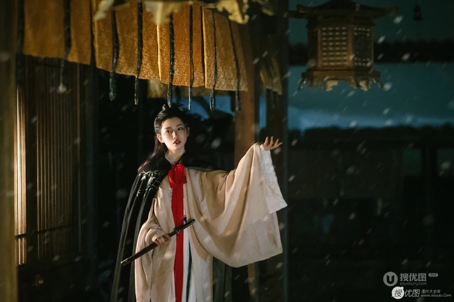 唯美雪景下的古风女生，穿汉服的女生图片 第2张