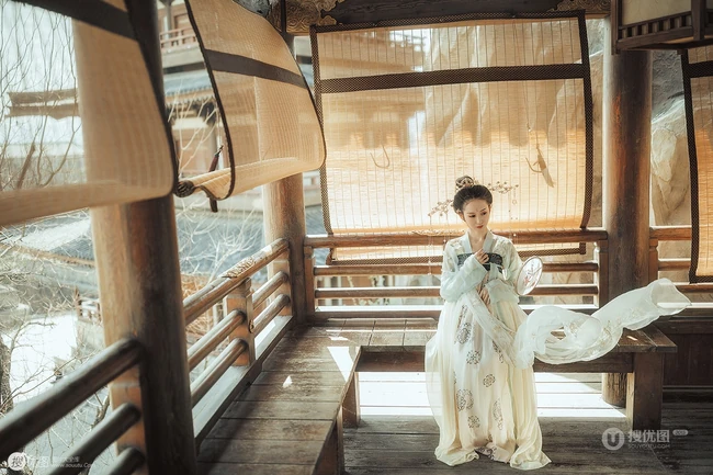 唯美雪景下的古风女生，穿汉服的女生图片 第4张