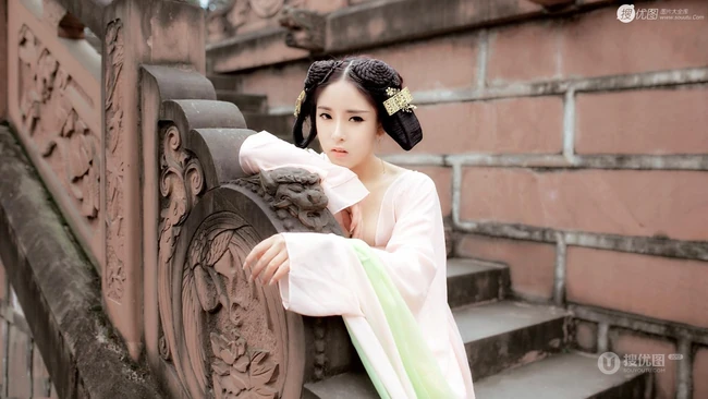 唯美雪景下的古风女生，穿汉服的女生图片 第5张