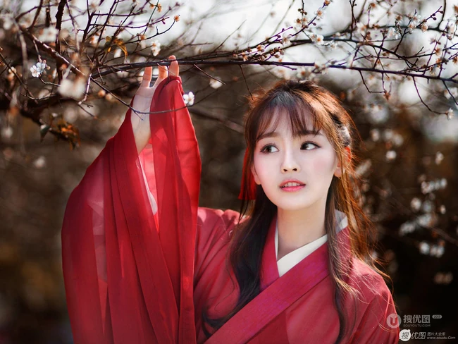 唯美雪景下的古风女生，穿汉服的女生图片 第1张
