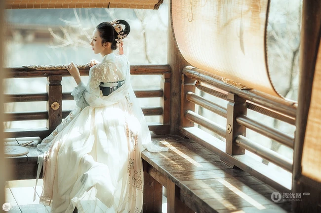 唯美雪景下的古风女生，穿汉服的女生图片 第7张