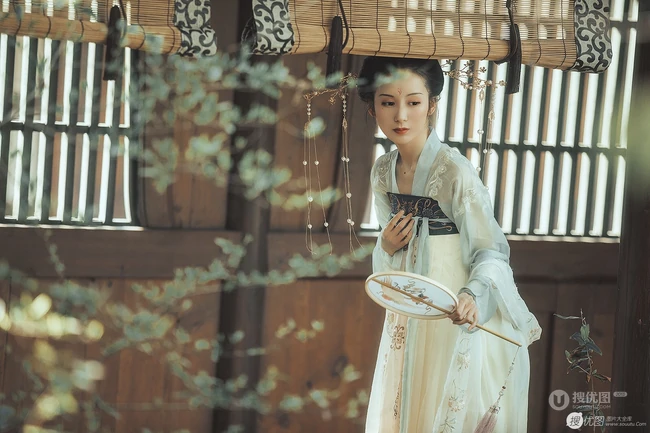 唯美雪景下的古风女生，穿汉服的女生图片 第8张