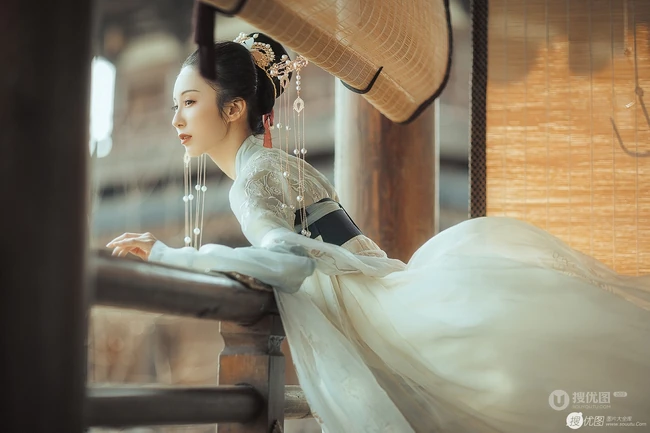 唯美雪景下的古风女生，穿汉服的女生图片 第3张