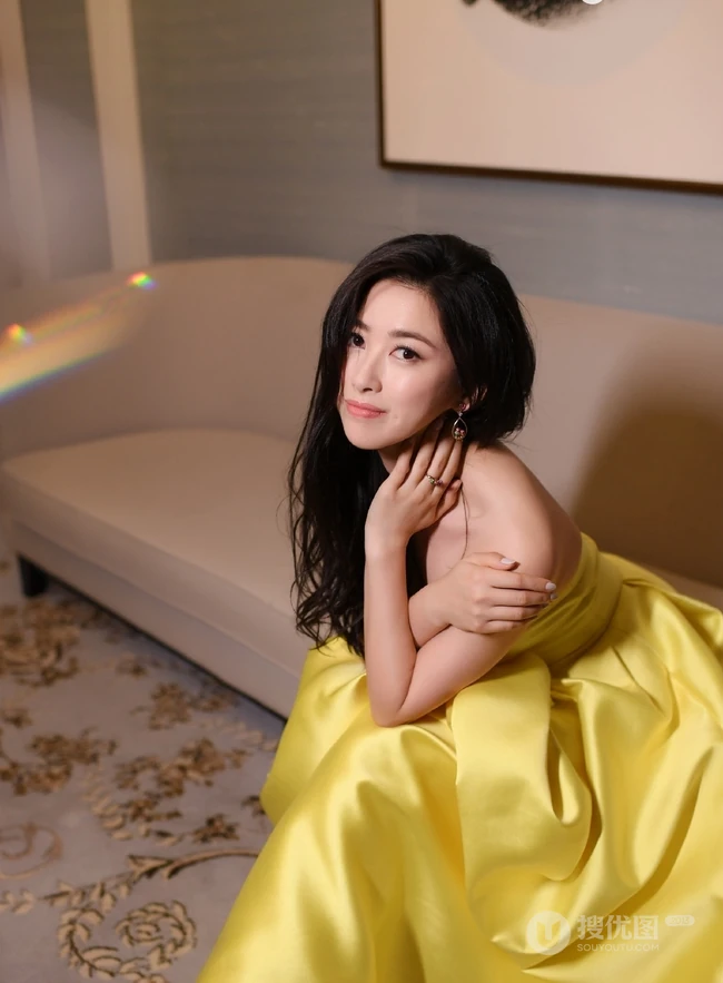 女明星朱珠黄色礼裙长裙礼服出席活动气质图片