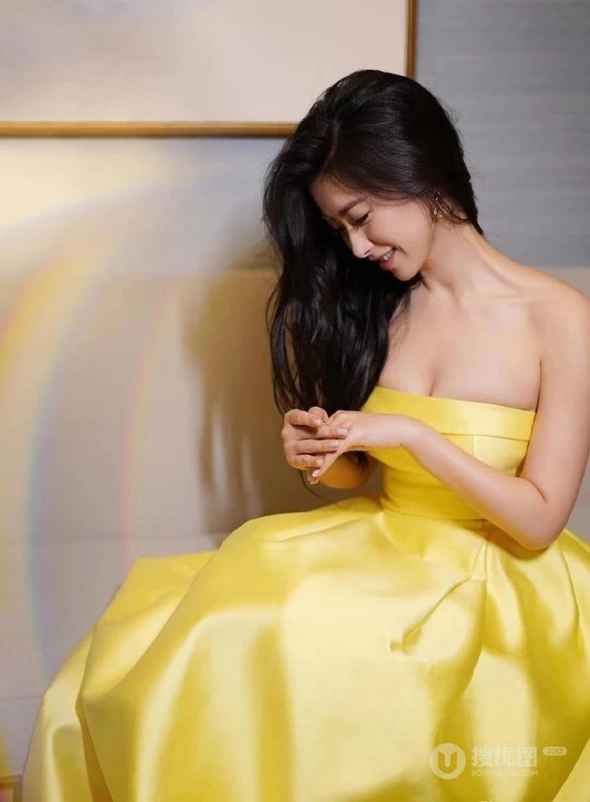 女明星朱珠黄色礼裙长裙礼服出席活动气质图片