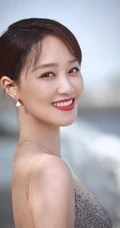 蓝盈莹浅灰轻纱连衣长裙街边小路唯美动人写真图片