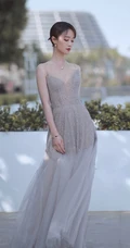 蓝盈莹浅灰轻纱连衣长裙街边小路唯美动人写真图片