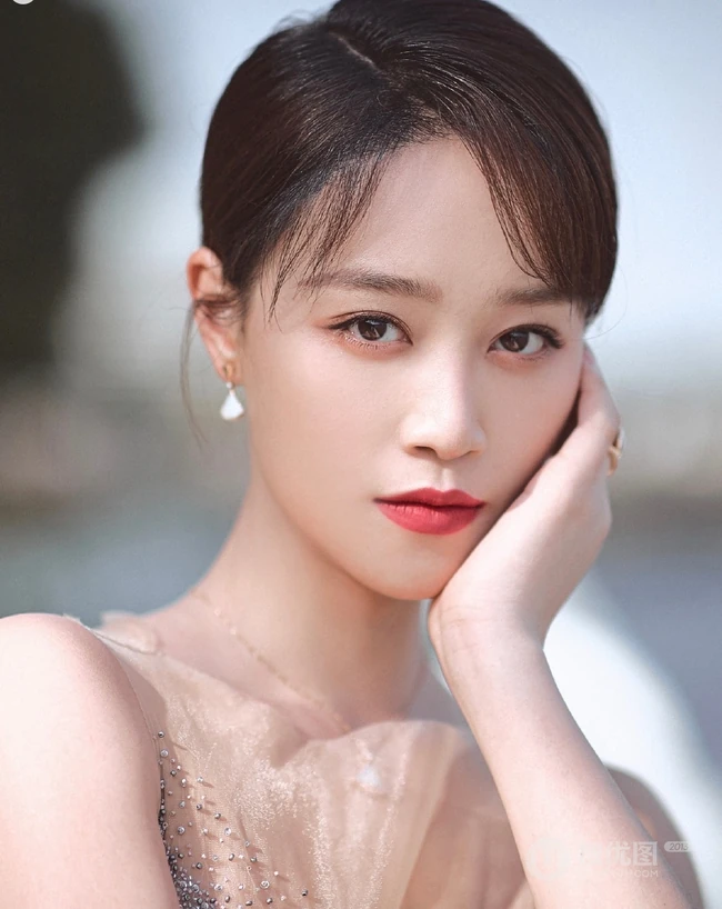 蓝盈莹浅灰轻纱连衣长裙街边小路唯美动人写真图片
