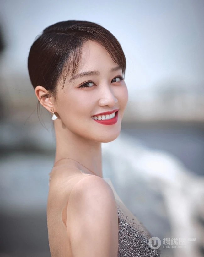 蓝盈莹浅灰轻纱连衣长裙街边小路唯美动人写真图片
