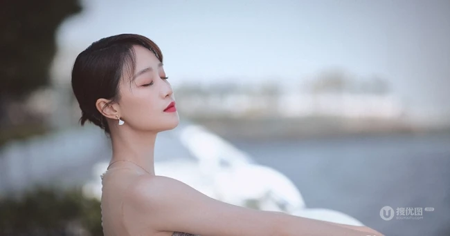 蓝盈莹浅灰轻纱连衣长裙街边小路唯美动人写真图片