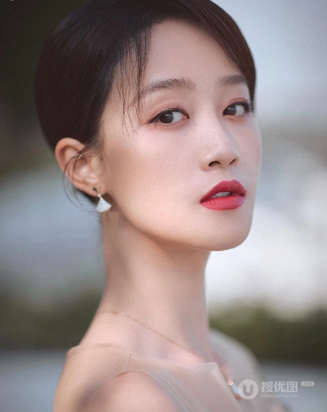 蓝盈莹浅灰轻纱连衣长裙街边小路唯美动人写真图片