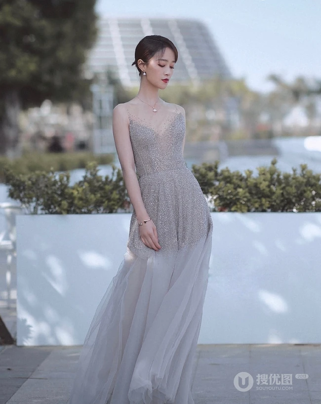 蓝盈莹浅灰轻纱连衣长裙街边小路唯美动人写真图片