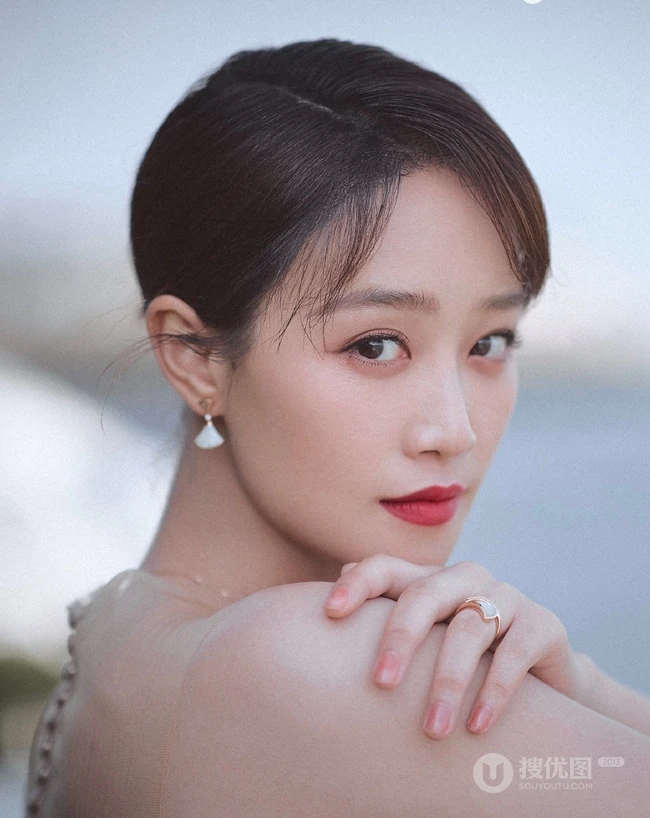 蓝盈莹浅灰轻纱连衣长裙街边小路唯美动人写真图片