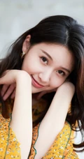 王子璇黄色波点蝴蝶衣搭配牛仔裙清新动人写真图片