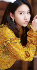 王子璇黄色波点蝴蝶衣搭配牛仔裙清新动人写真图片