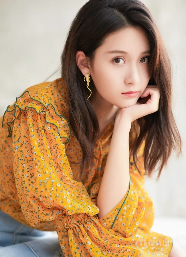 王子璇黄色波点蝴蝶衣搭配牛仔裙清新动人写真图片