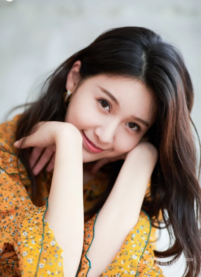 王子璇黄色波点蝴蝶衣搭配牛仔裙清新动人写真图片
