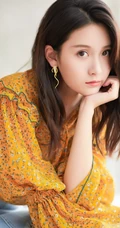 王子璇黄色波点蝴蝶衣搭配牛仔裙清新动人写真图片