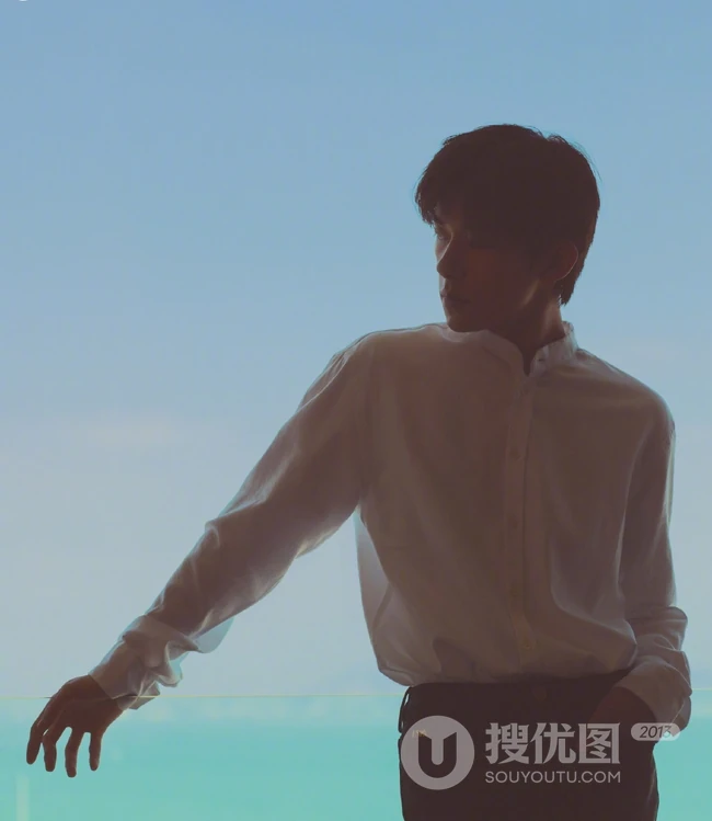易烊千玺黑色西装着身帅气魅力写真图片