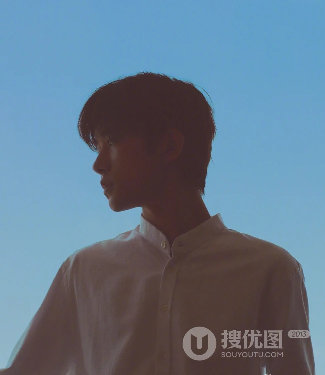 易烊千玺黑色西装着身帅气魅力写真图片