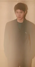 刘昊然化身成熟内敛西装帅哥，尽显型男魅力时尚