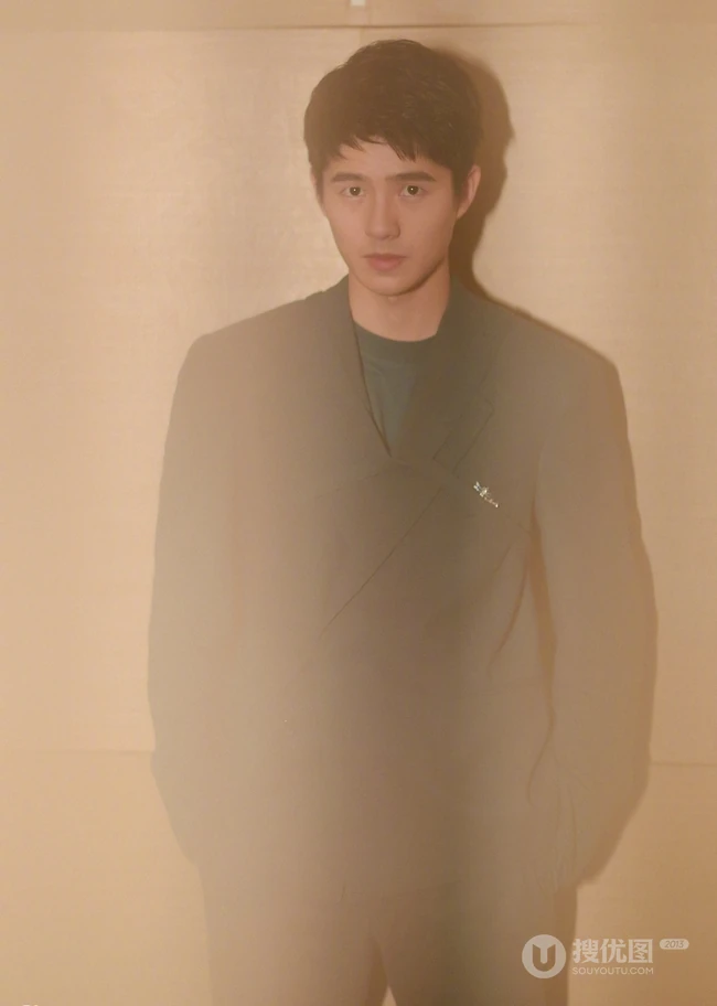 刘昊然化身成熟内敛西装帅哥，尽显型男魅力时尚