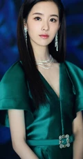 陈都灵优雅动人绿色V领连衣短裙线条感写真图片