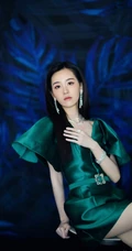 陈都灵优雅动人绿色V领连衣短裙线条感写真图片