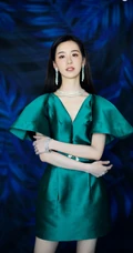 陈都灵优雅动人绿色V领连衣短裙线条感写真图片