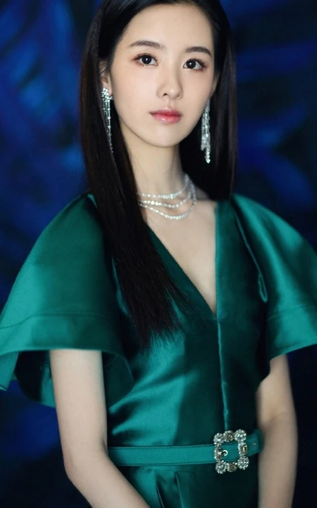 陈都灵优雅动人绿色V领连衣短裙线条感写真图片