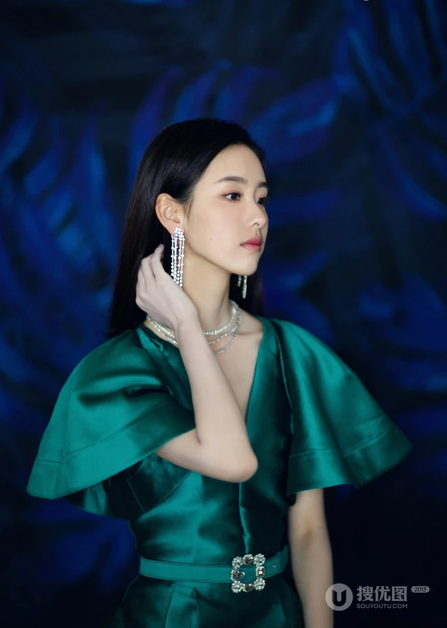 陈都灵优雅动人绿色V领连衣短裙线条感写真图片