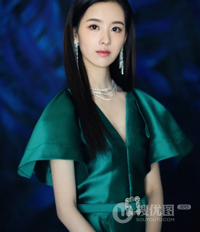 陈都灵优雅动人绿色V领连衣短裙线条感写真图片