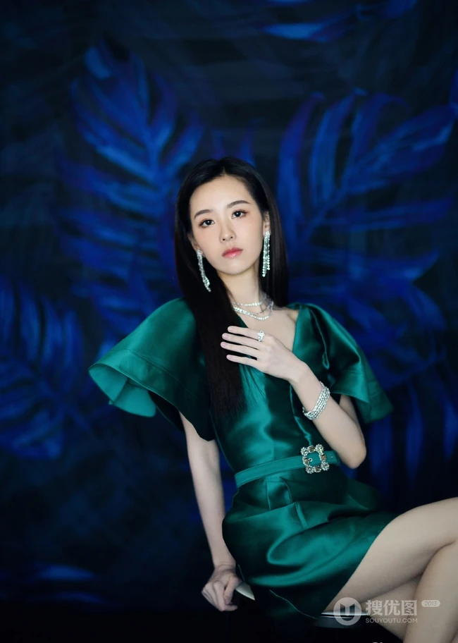 陈都灵优雅动人绿色V领连衣短裙线条感写真图片