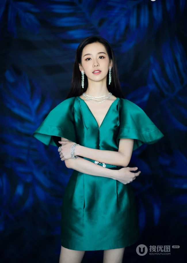 陈都灵优雅动人绿色V领连衣短裙线条感写真图片
