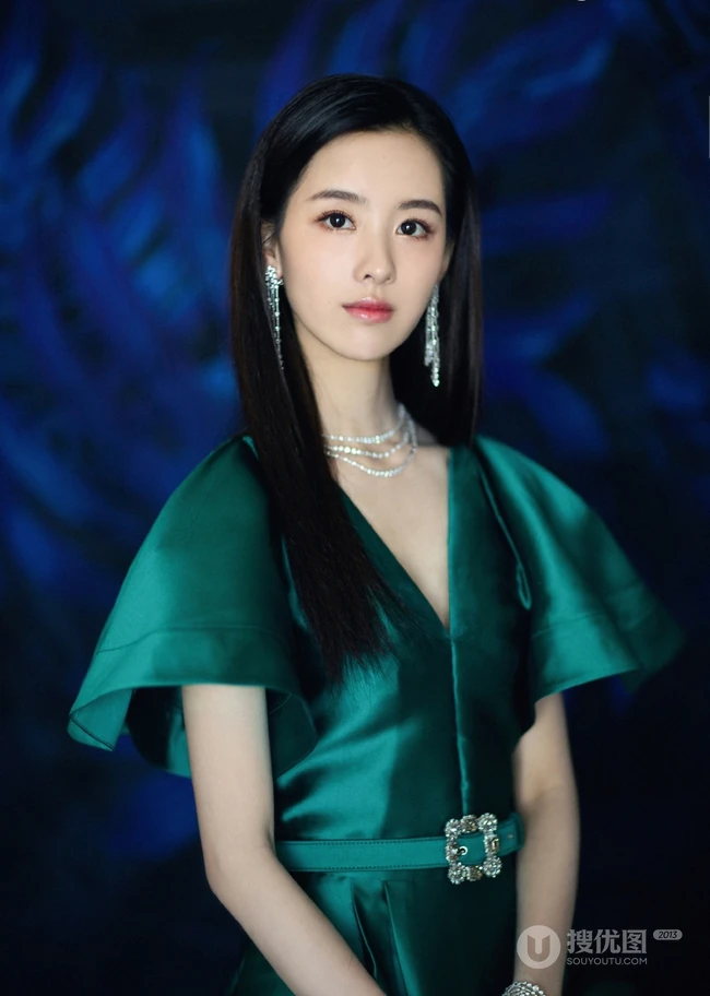 陈都灵优雅动人绿色V领连衣短裙线条感写真图片