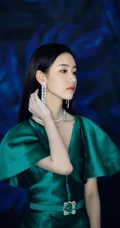 陈都灵优雅动人绿色V领连衣短裙线条感写真图片